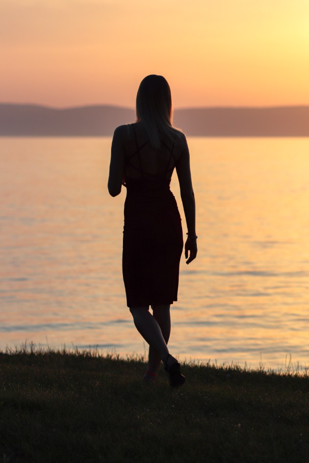 tamara-bitter-FmECSn_fWBg-unsplash-min woman seeking positivity