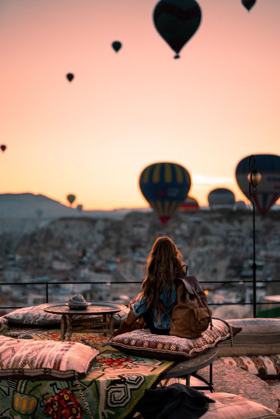 pexels-taryn-elliott-3889728 woman with hot air balloons