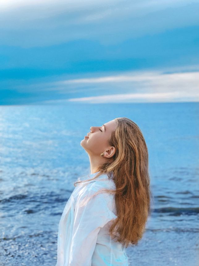 kristina-v-hYdikKrex4U-unsplash woman looking up who will seize the moment