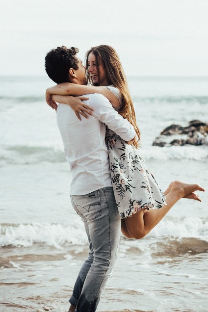 pexels-mateus-souza-2808658 hopeless romantic with boyfriend at beach