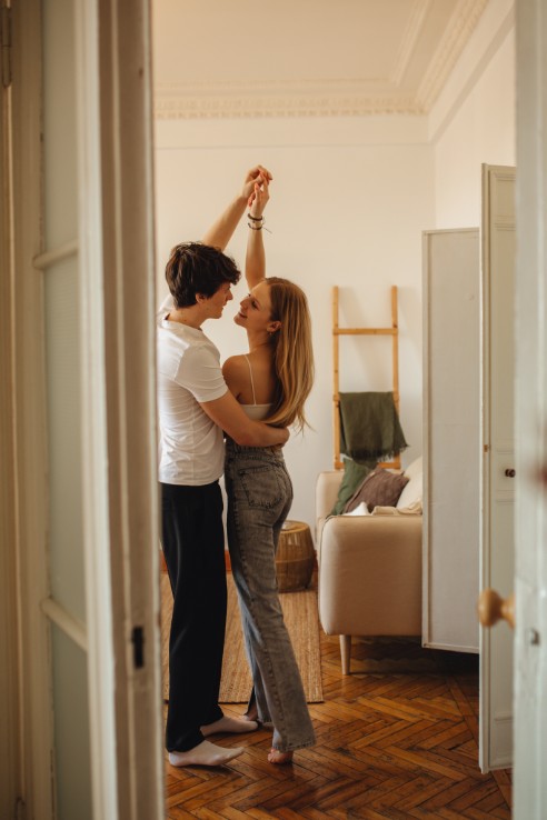 pexels-маргарита-архангельская-11572057 couple dancing