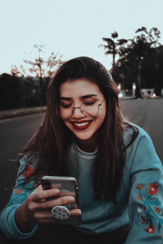pexels-jhosua-rodríguez-2465327 woman texting and not worrying about the 3 date rule